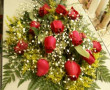 Ramalhete com 12 Rosas Nacionais, Gipsofila e folhagens especiais.
